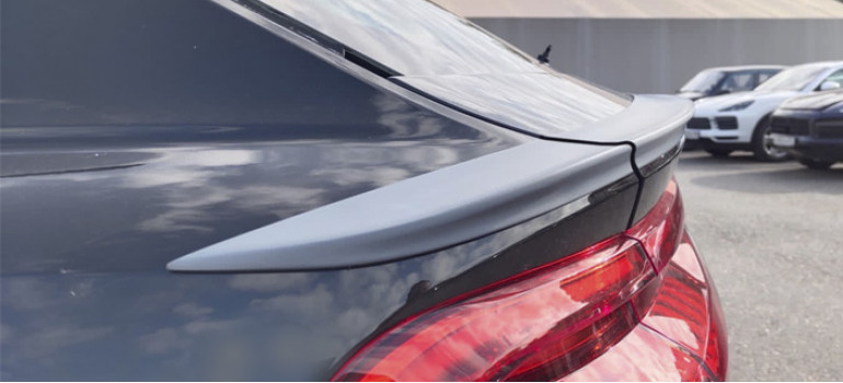 Спойлер (карбоновый или под окраску) на багажную (заднюю) дверь Ауди (Audi) Q8
