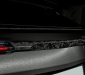 Карбоновая вставка между задними фонарями Ламборгини Урус (Lamborghini Urus)
