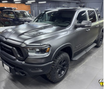 Оклейка матовой полиуретановой защитной антигравийной пленкой кузова РАМ (RAM)