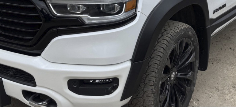 Установка наших расширителей колесных арок, брызговиков и накладок на двери на РАМ (RAM) Long Horn