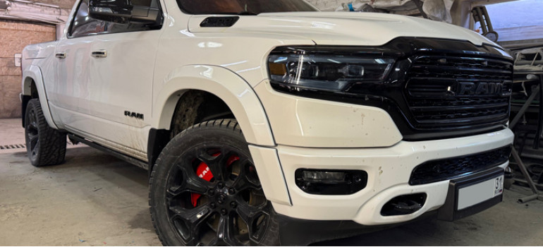 Установка расширителей колесных арок и брызговиков на РАМ (RAM) 1500  2018 года