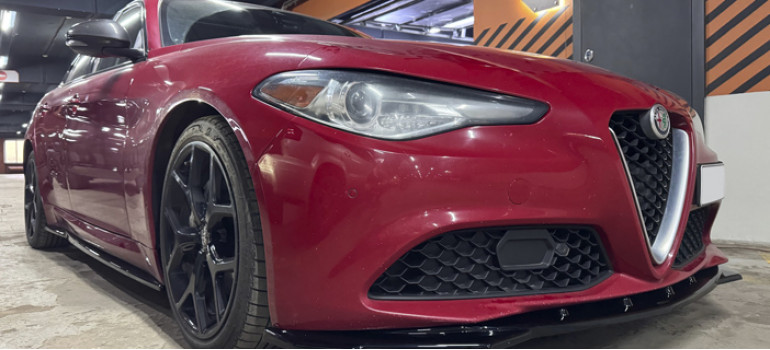 Установка губы переднего бампера и сплиттеров под пороги на Альфа Ромео Джулия (Alfa Romeo Julia)