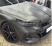 Оклейка черной матовой полиуретановой пленкой кузова БМВ (BMW) G60 5 series
