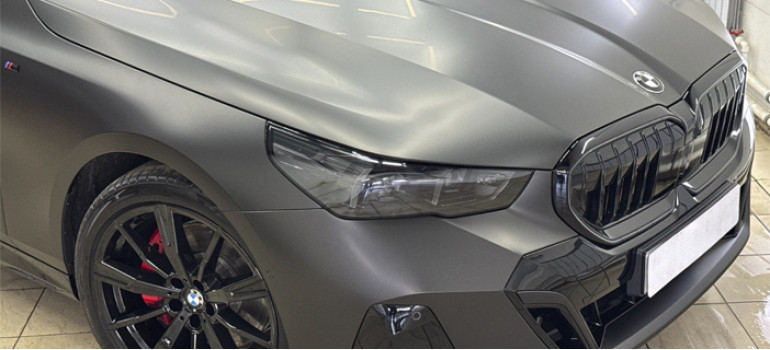 Оклейка черной матовой полиуретановой пленкой кузова БМВ (BMW) G60 5 series