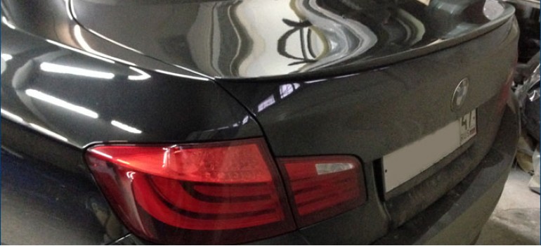 Профессиональная установка и покраска спойлера М5 на багажник БМВ (BMW) F10