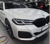 Оклейка матовой полиуретановой защитной пленкой кузова БМВ (BMW) G30 белого цвета