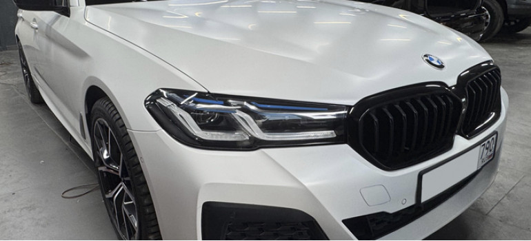 Оклейка матовой полиуретановой защитной пленкой кузова БМВ (BMW) G30 белого цвета