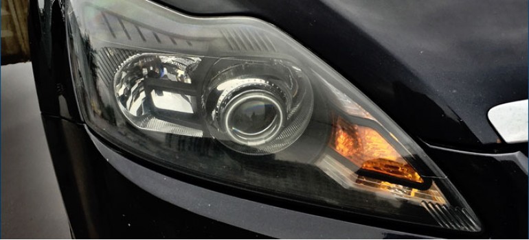 Установка биксеноновых линз и покраска внутренностей фар в черный матовый цвет на Форде Фокусе (Ford Focus)
