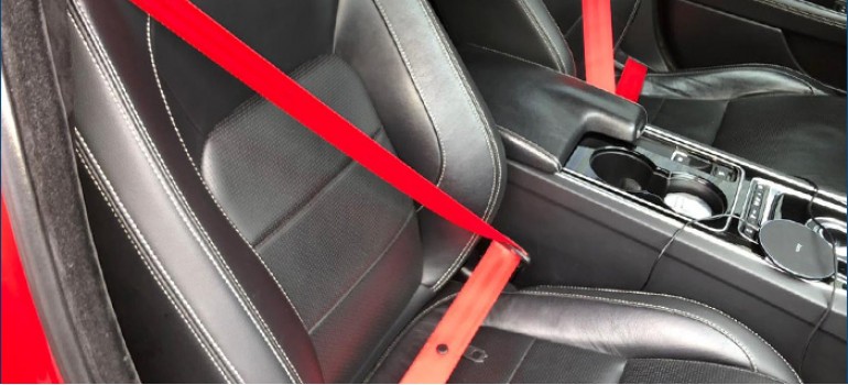 Замена черных ремней безопасности на красные в Ягуаре (Jaguar) XE
