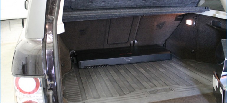 Установка активного сабвуфера Пионер ( Pioneer ) в багажник Range Rover 2012 года