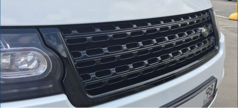 Окраска в черный глянец решетки радиатора на Range Rover Vogue