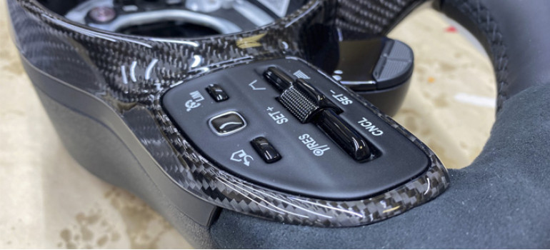 Отделка (ламинация) руля настоящим карбоном и покраска кнопок в черный мат на Мерседесе (Mercedes) GLS X167