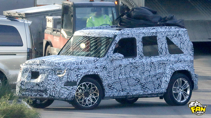 Согласно новым изображениям, Mercedes-Benz планирует расширить линейку G-Class за счет модели меньшего размера.  Новые фотографии первого прототипа были сделаны в Штутгарте, Германия, и показывают, что новый mini G-Class будет представлен в виде полностью электрического эквалайзера, вероятно, в сопровождении идентичной модели ICE.  Уже анонсированная на Мюнхенском автосалоне в 2023 году, уменьшенная модель должна была появиться на рынке уже в 2026 году, но немецкий автопроизводитель только что раскрыл первые подробности о маленьком G-классе на Мюнхенском автосалоне 2025 года и только приступил к тестированию прототипов.