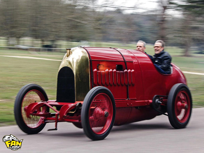 Знаете какой объем двигателя у этого монстра?  Не поверите, это - Fiat S76. У него 28,5 литровый двигатель!!!! И всего 4 цилиндра!!! Четыре, Карл! Это чуть более 7 литров на каждый цилиндр. Построили это чудо в 1911 году и выдавал он по тем меркам просто нереальные 286 лошадей!