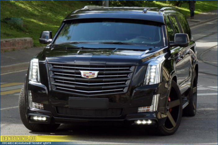 Козырек на лобовое стекло с эффектом визуального занижения на Cadillac Escalade