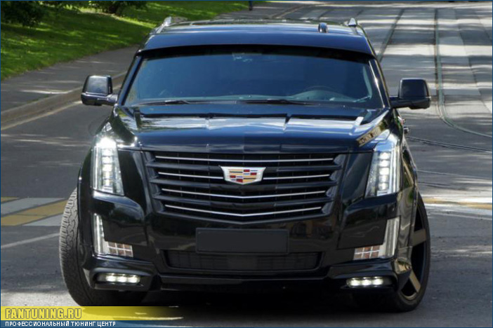 Козырек на лобовое стекло с эффектом визуального занижения на Cadillac Escalade