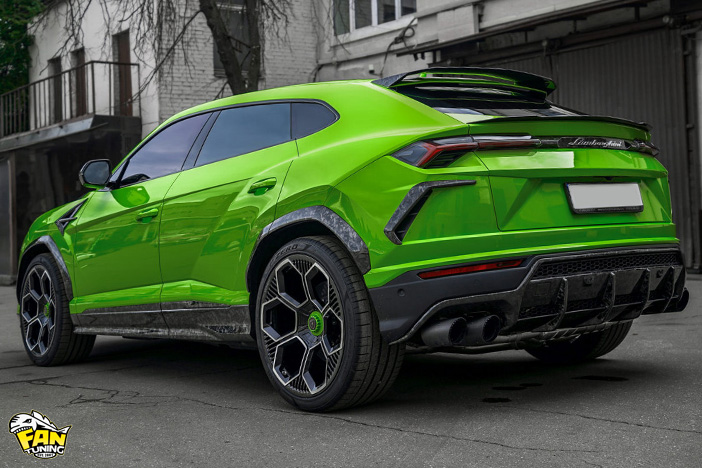 Карбоновый диффузор на задний бампер Ламборгини Урус (Lamborghini Urus)