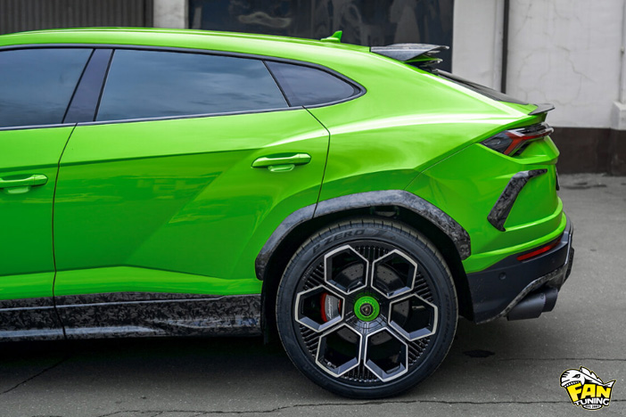 Карбоновые накладки на задний бампер на Ламборгини Урус (Lamborghini Urus)