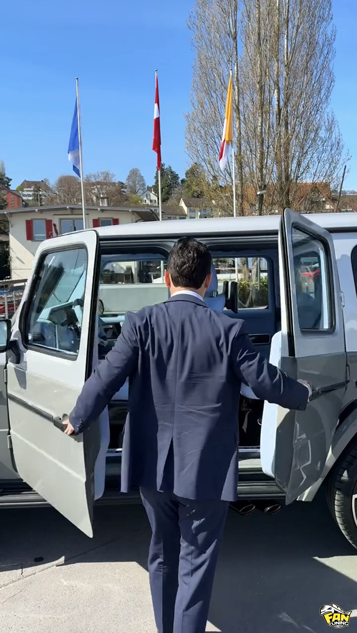 Изготовление на Мерседесе (Mercedes) G открытия задних дверей против движения (как на Роллс Ройсе)
