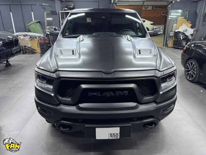 Оклейка матовой полиуретановой защитной антигравийной пленкой кузова РАМ (RAM)