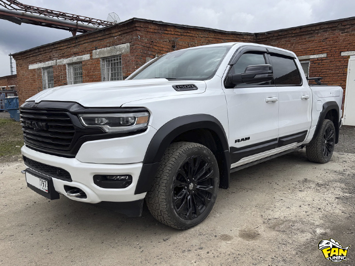 Установка наших расширителей колесных арок, брызговиков и накладок на двери на РАМ (RAM) Long Horn