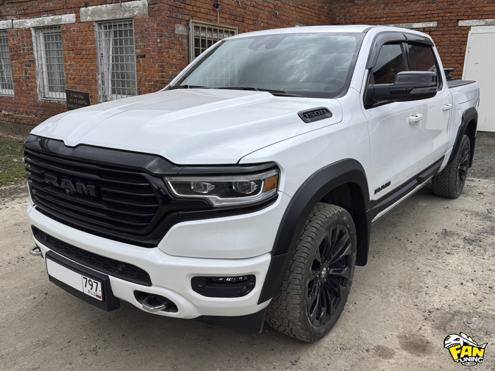 Установка наших расширителей колесных арок, брызговиков и накладок на двери на РАМ (RAM) Long Horn