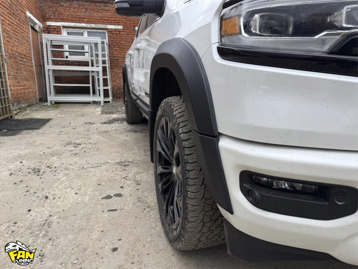 Установка наших расширителей колесных арок, брызговиков и накладок на двери на РАМ (RAM) Long Horn