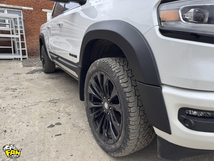 Установка наших расширителей колесных арок, брызговиков и накладок на двери на РАМ (RAM) Long Horn