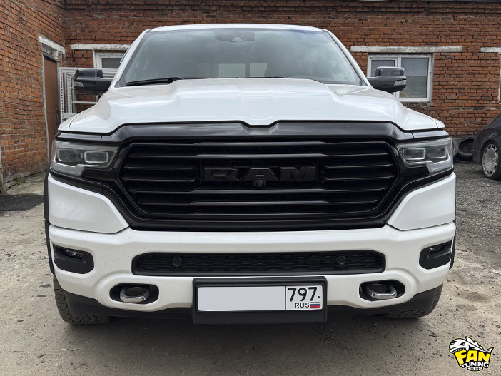 Установка наших расширителей колесных арок, брызговиков и накладок на двери на РАМ (RAM) Long Horn