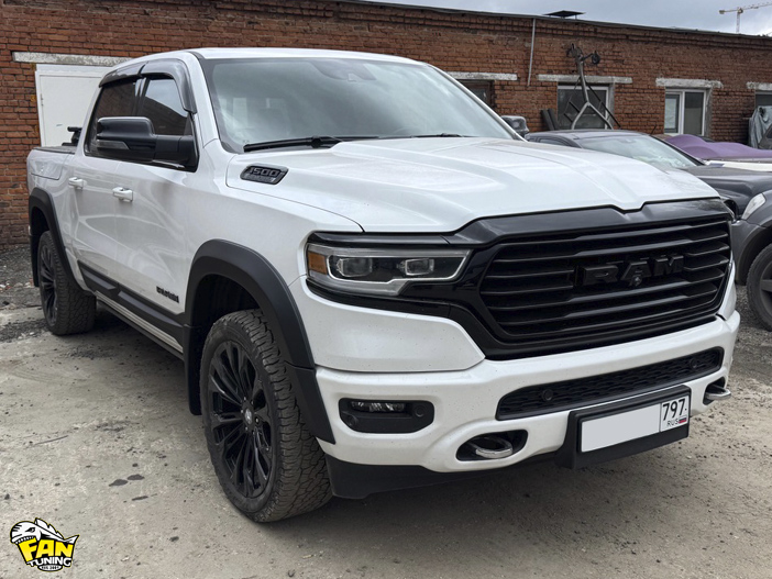 Установка наших расширителей колесных арок, брызговиков и накладок на двери на РАМ (RAM) Long Horn