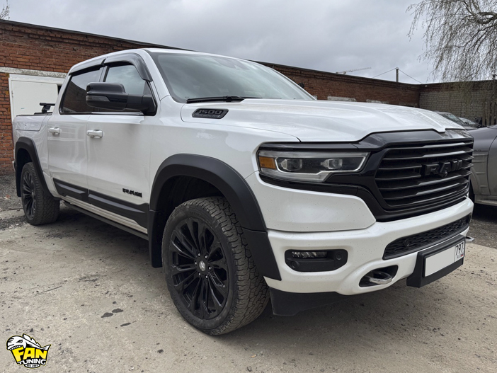 Установка наших расширителей колесных арок, брызговиков и накладок на двери на РАМ (RAM) Long Horn