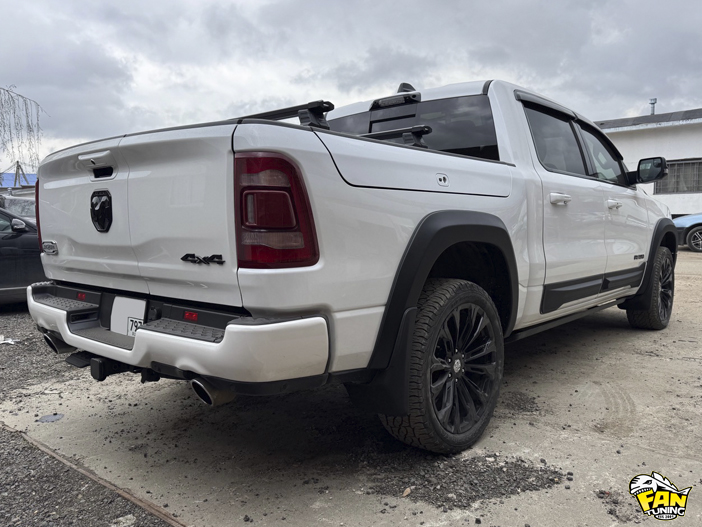 Установка наших расширителей колесных арок, брызговиков и накладок на двери на РАМ (RAM) Long Horn