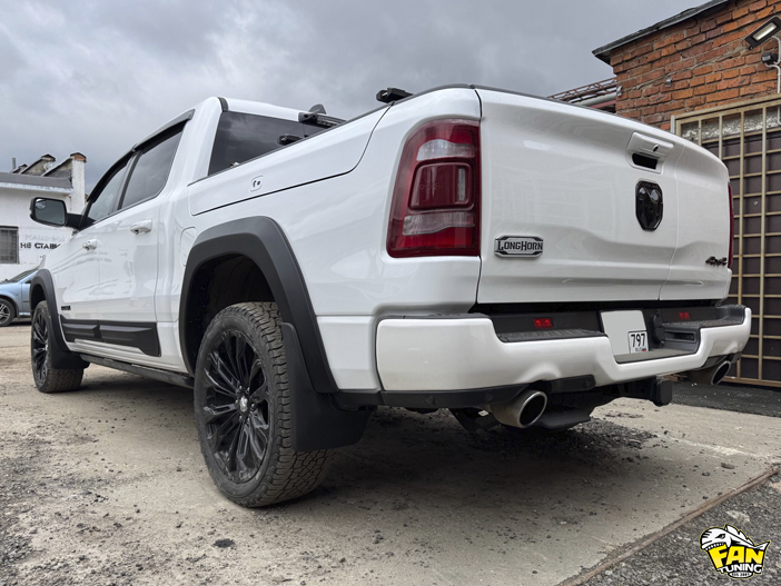 Установка наших расширителей колесных арок, брызговиков и накладок на двери на РАМ (RAM) Long Horn