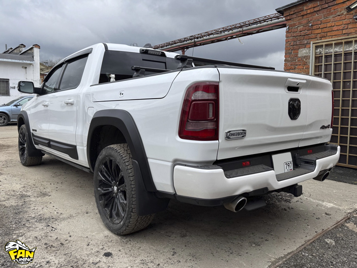 Установка наших расширителей колесных арок, брызговиков и накладок на двери на РАМ (RAM) Long Horn