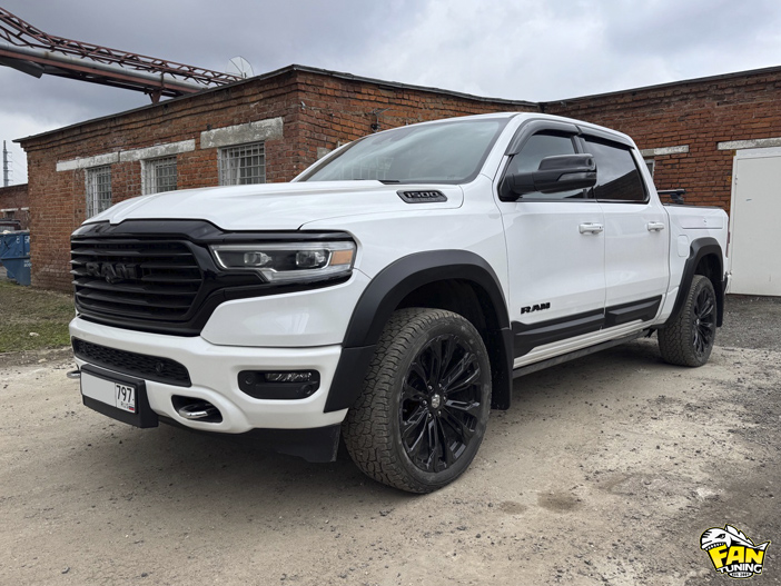 Установка наших расширителей колесных арок, брызговиков и накладок на двери на РАМ (RAM) Long Horn