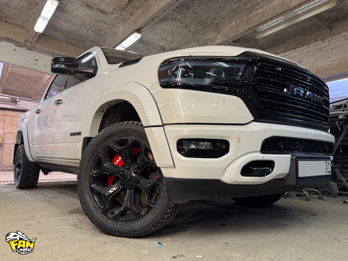 Установка расширителей колесных арок и брызговиков на РАМ (RAM) 1500  2018 года