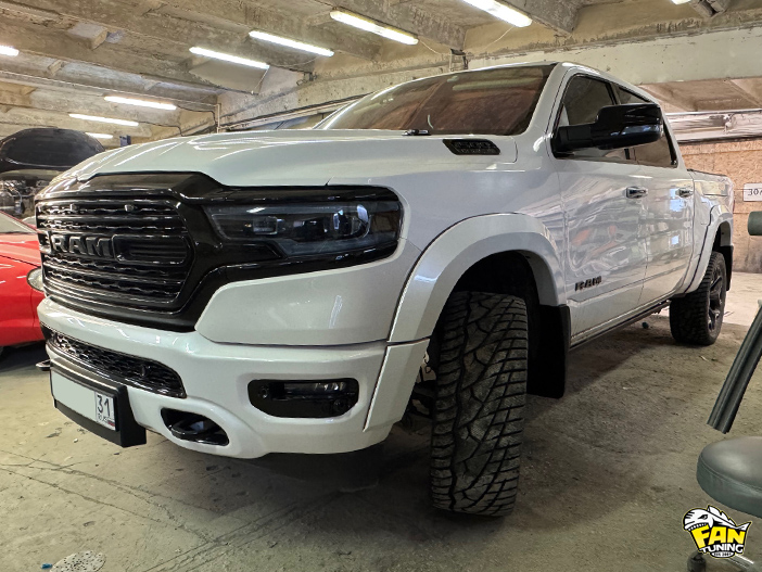 Установка расширителей колесных арок и брызговиков на РАМ (RAM) 1500  2018 года