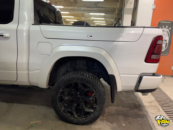 Установка расширителей колесных арок и брызговиков на РАМ (RAM) 1500  2018 года