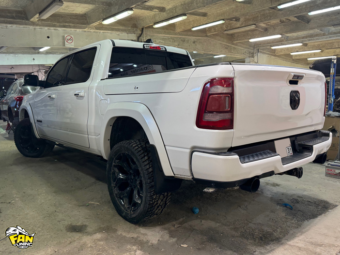 Установка расширителей колесных арок и брызговиков на РАМ (RAM) 1500  2018 года