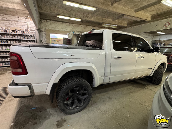 Установка расширителей колесных арок и брызговиков на РАМ (RAM) 1500  2018 года