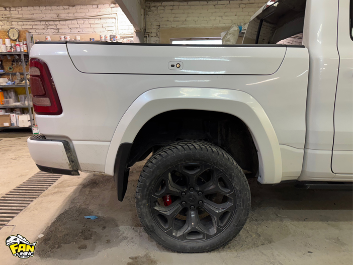 Установка расширителей колесных арок и брызговиков на РАМ (RAM) 1500  2018 года