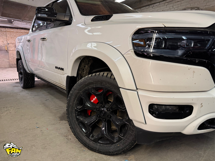 Установка расширителей колесных арок и брызговиков на РАМ (RAM) 1500  2018 года