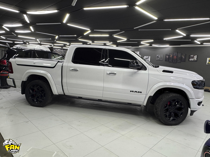 Установка расширителей колесных арок и брызговиков на РАМ (RAM) 1500  2018 года