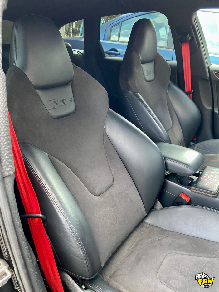 Установка красных ремней безопасности производства Германии в Ауди (Audi) RS4