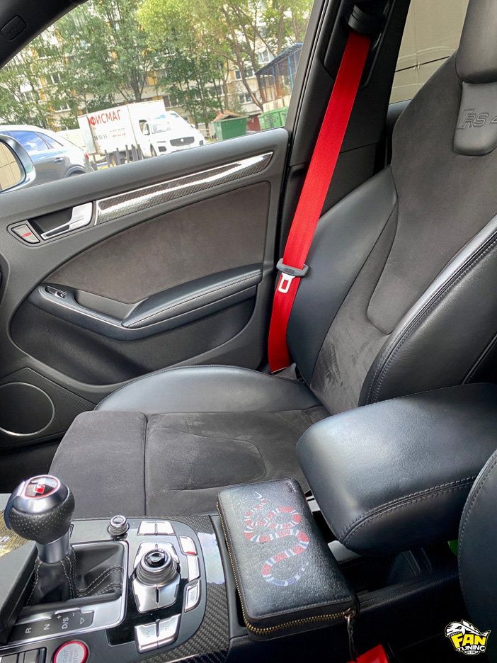 Установка красных ремней безопасности производства Германии в Ауди (Audi) RS4