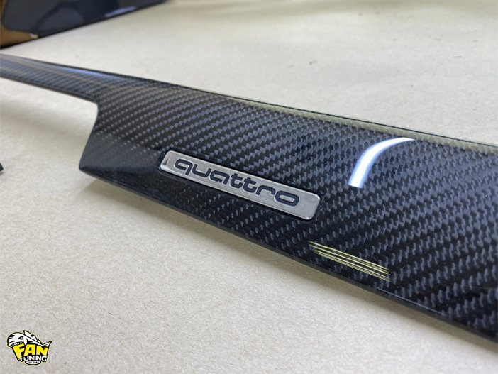 Ламинация настоящим карбоном деталей салона Ауди А4 (Audi A4)