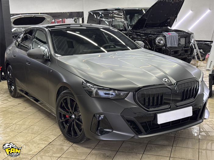 Оклейка черной матовой полиуретановой пленкой кузова БМВ (BMW) G60 5 series