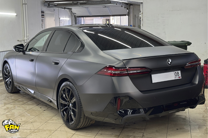 Оклейка черной матовой полиуретановой пленкой кузова БМВ (BMW) G60 5 series