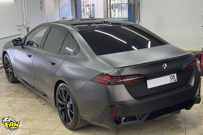 Оклейка черной матовой полиуретановой пленкой кузова БМВ (BMW) G60 5 series