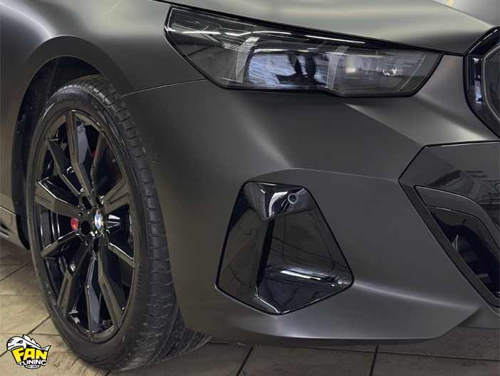 Оклейка черной матовой полиуретановой пленкой кузова БМВ (BMW) G60 5 series